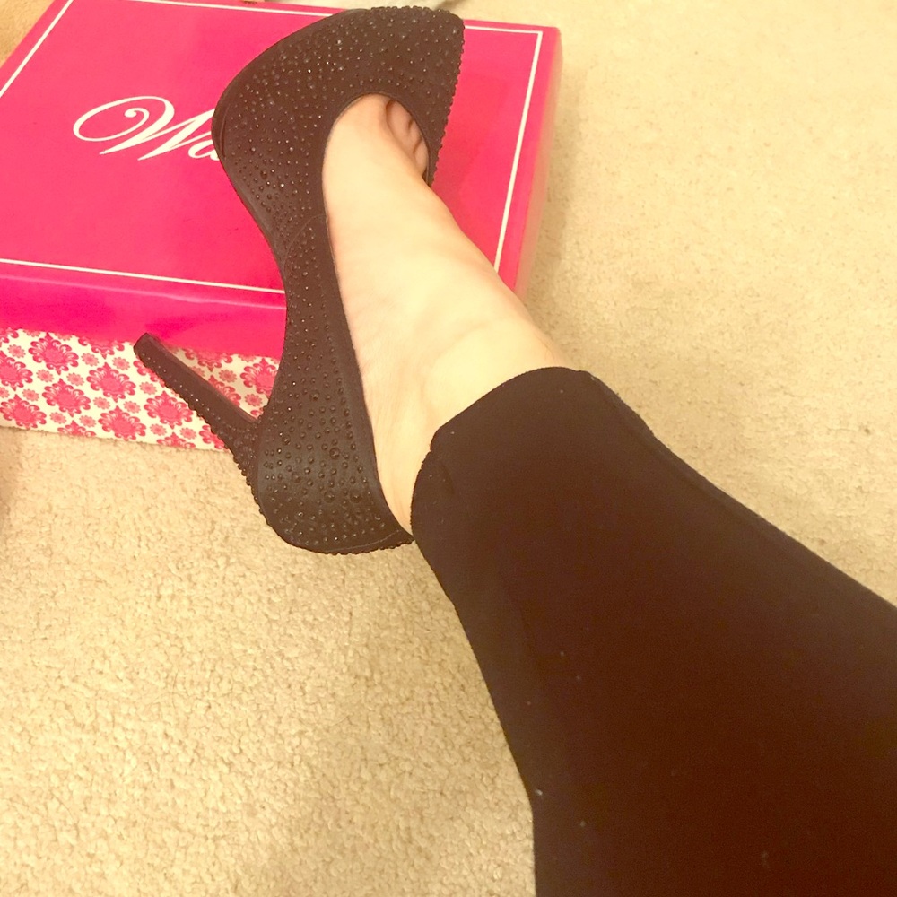 ✨LAST CALL✨ Black sequined pumps